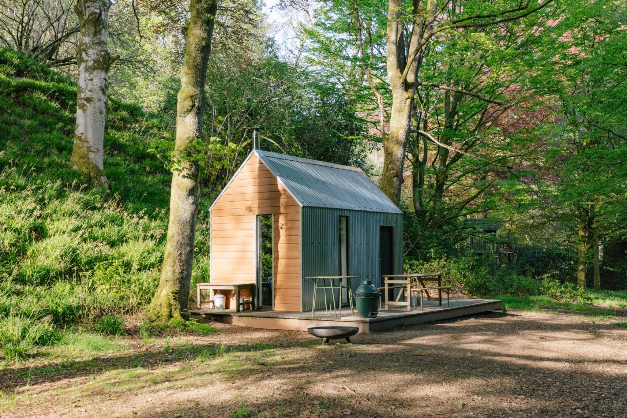A day time picture showing the greenery around the North Lodge cabin.