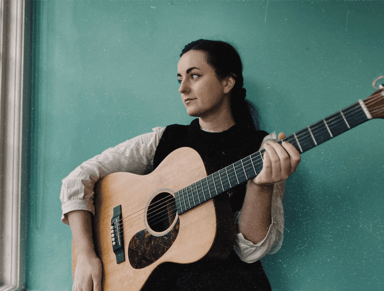 An image the musician Caitlin Gilligan